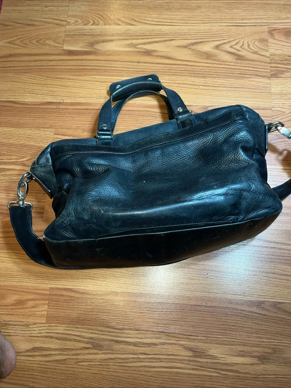 Tumi Black Leather Men's Briefcase with Dual Front Pockets
